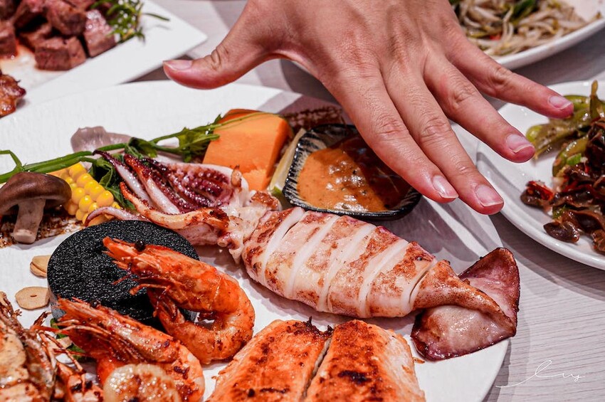 台中平價鐵板燒新歡!首創鐵板燒炒蔬菜吃到飽,搭配三種主廚調味、現做高CP值雙拼套餐,早晚吃都不會膩!