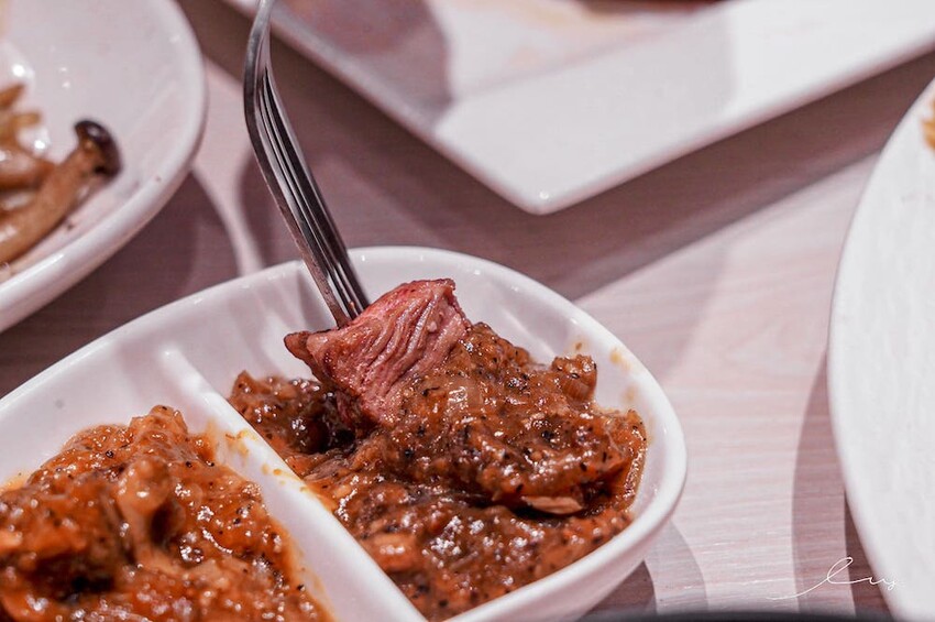 台中平價鐵板燒新歡!首創鐵板燒炒蔬菜吃到飽,搭配三種主廚調味、現做高CP值雙拼套餐,早晚吃都不會膩!