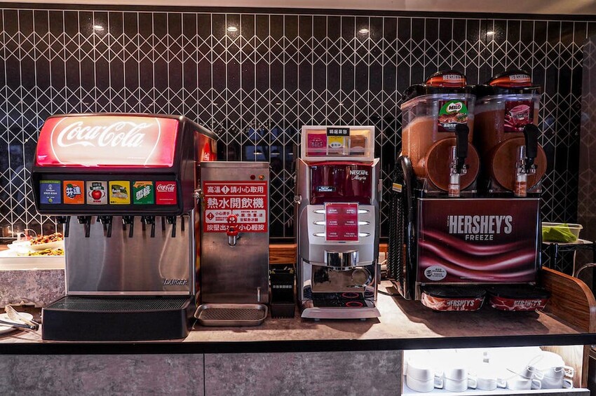 台中平價鐵板燒新歡!首創鐵板燒炒蔬菜吃到飽,搭配三種主廚調味、現做高CP值雙拼套餐,早晚吃都不會膩!