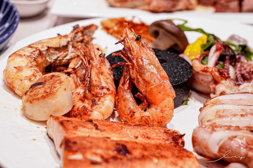 台中平價鐵板燒新歡!首創鐵板燒炒蔬菜吃到飽,搭配三種主廚調味、現做高CP值雙拼套餐,早晚吃都不會膩!