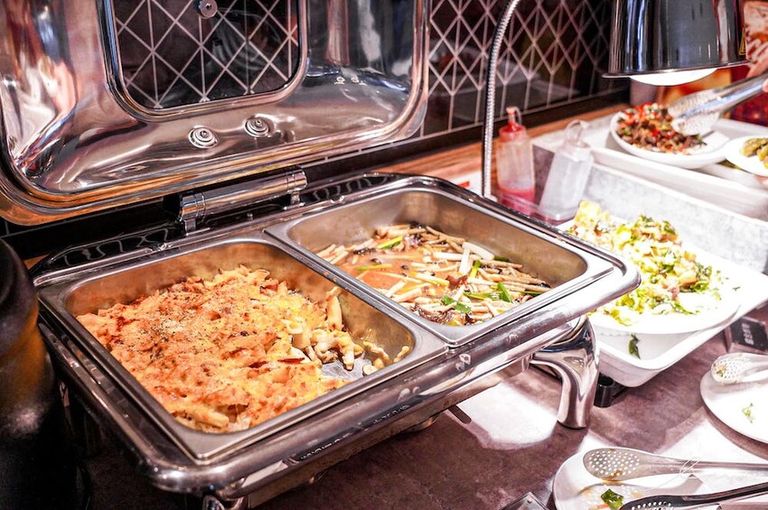 台中平價鐵板燒新歡!首創鐵板燒炒蔬菜吃到飽,搭配三種主廚調味、現做高CP值雙拼套餐,早晚吃都不會膩!