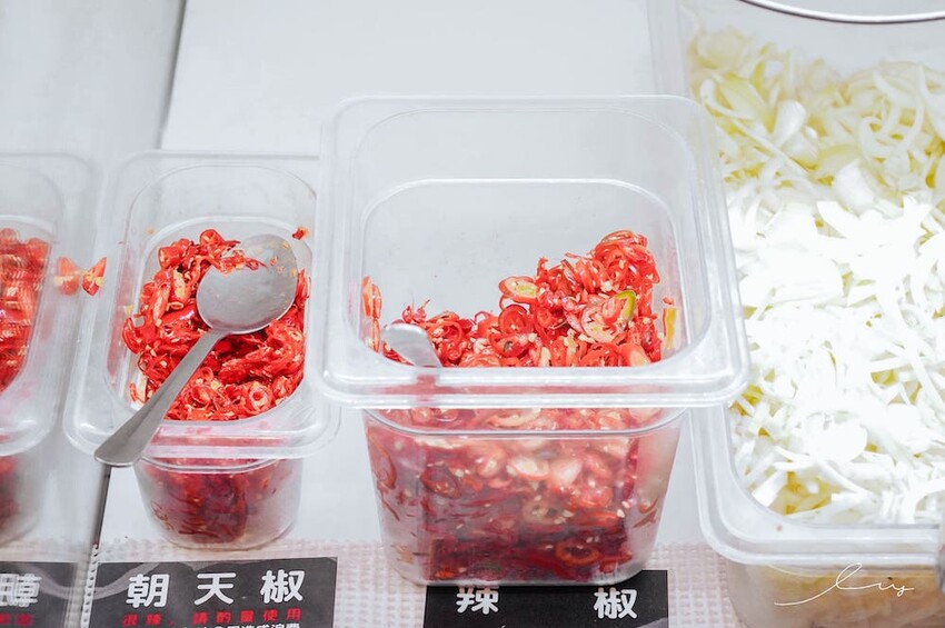 台中平價鐵板燒新歡!首創鐵板燒炒蔬菜吃到飽,搭配三種主廚調味、現做高CP值雙拼套餐,早晚吃都不會膩!