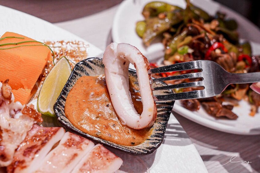 台中平價鐵板燒新歡!首創鐵板燒炒蔬菜吃到飽,搭配三種主廚調味、現做高CP值雙拼套餐,早晚吃都不會膩!