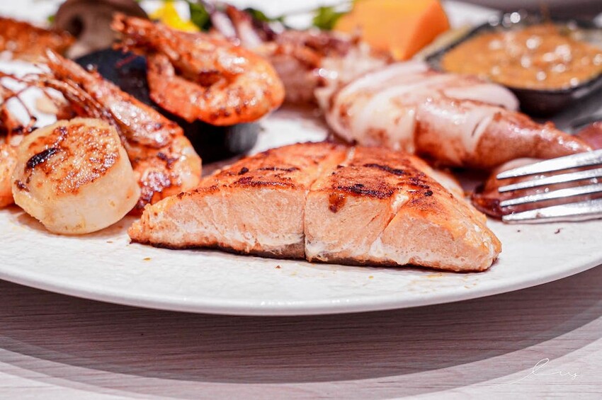 台中平價鐵板燒新歡!首創鐵板燒炒蔬菜吃到飽,搭配三種主廚調味、現做高CP值雙拼套餐,早晚吃都不會膩!