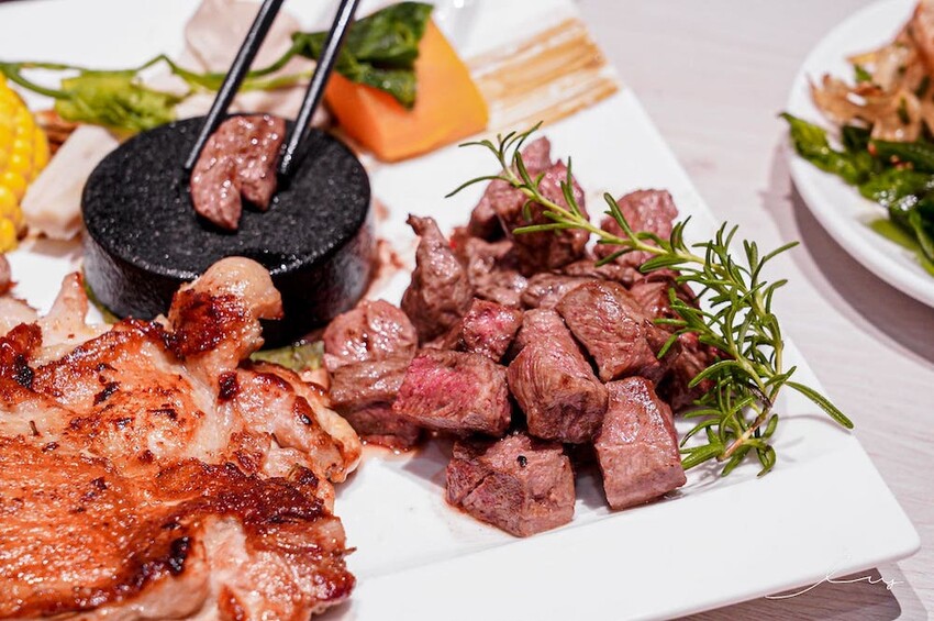 台中平價鐵板燒新歡!首創鐵板燒炒蔬菜吃到飽,搭配三種主廚調味、現做高CP值雙拼套餐,早晚吃都不會膩!