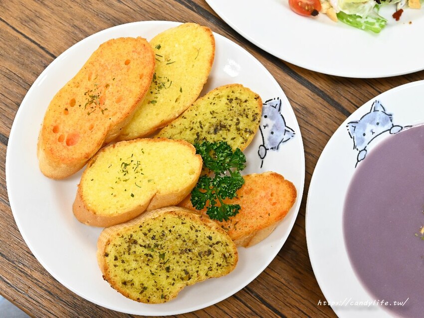 浪愛有家中途貓餐廳｜與可愛貓咪親密互動零距離，還有精緻又美味的餐點可以享用～