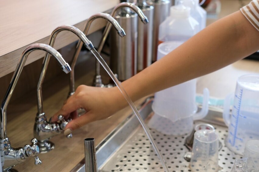 【台中美食】甘乃滴冷泡飲｜南部來的人氣創意手搖，感受淨水打造的純粹茶香味 ! - 肉依小姐吃什麼