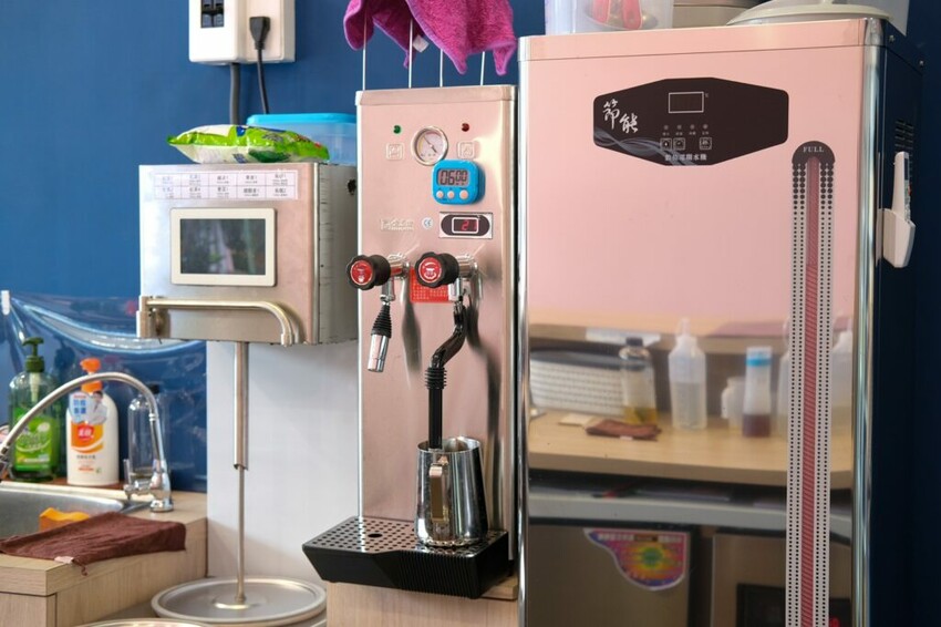 【台中美食】甘乃滴冷泡飲｜南部來的人氣創意手搖，感受淨水打造的純粹茶香味 ! - 肉依小姐吃什麼