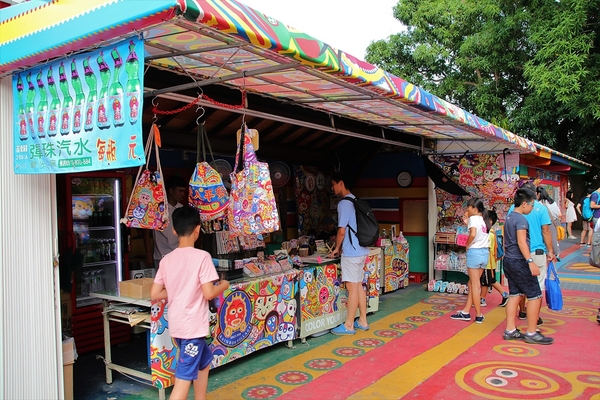 台中彩虹眷村：【台中市景點】彩虹眷村~滿滿的彩虹彩繪 童趣的畫風 IG必打卡地標