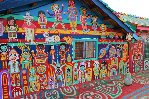 台中彩虹眷村：【台中市景點】彩虹眷村~滿滿的彩虹彩繪 童趣的畫風 IG必打卡地標