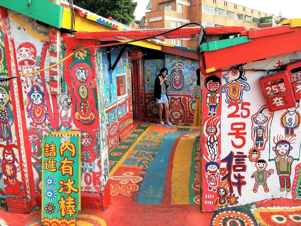 台中彩虹眷村：【台中市景點】彩虹眷村~滿滿的彩虹彩繪 童趣的畫風 IG必打卡地標