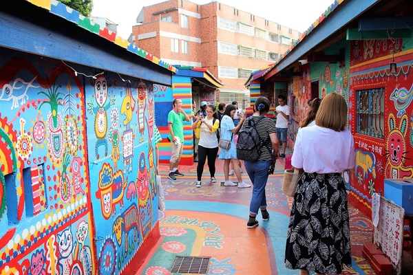 台中彩虹眷村：【台中市景點】彩虹眷村~滿滿的彩虹彩繪 童趣的畫風 IG必打卡地標