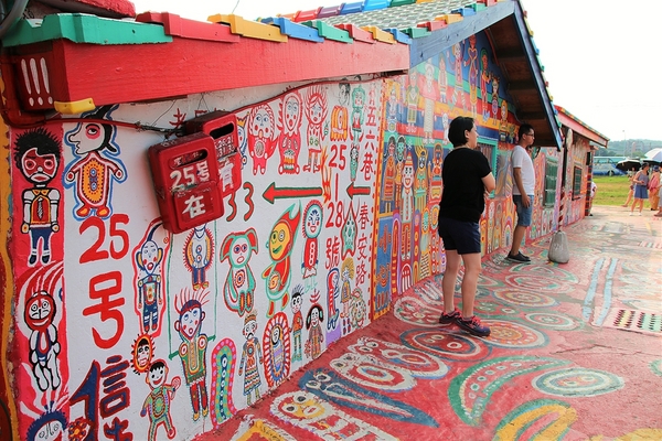 台中彩虹眷村：【台中市景點】彩虹眷村~滿滿的彩虹彩繪 童趣的畫風 IG必打卡地標