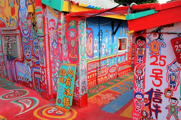 台中彩虹眷村：【台中市景點】彩虹眷村~滿滿的彩虹彩繪 童趣的畫風 IG必打卡地標