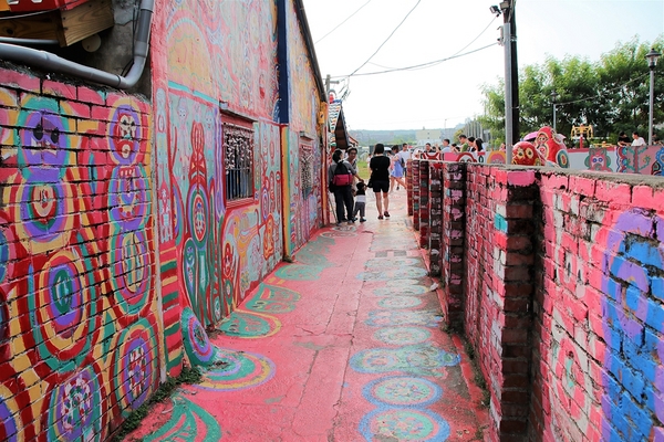 台中彩虹眷村：【台中市景點】彩虹眷村~滿滿的彩虹彩繪 童趣的畫風 IG必打卡地標