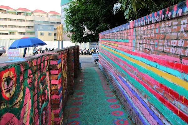 台中彩虹眷村：【台中市景點】彩虹眷村~滿滿的彩虹彩繪 童趣的畫風 IG必打卡地標