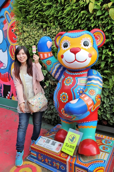 台中彩虹眷村：【台中市景點】彩虹眷村~滿滿的彩虹彩繪 童趣的畫風 IG必打卡地標