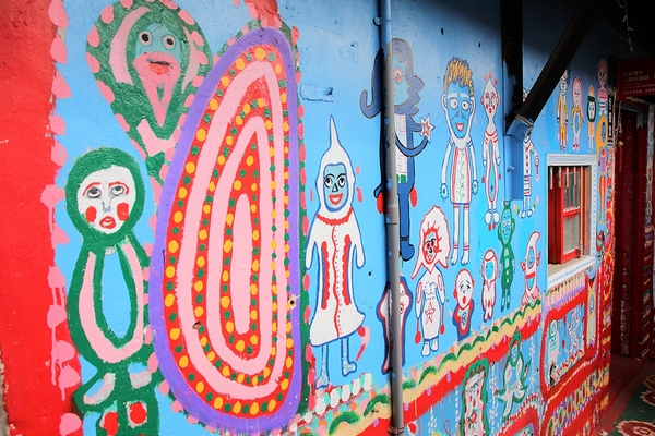 台中彩虹眷村：【台中市景點】彩虹眷村~滿滿的彩虹彩繪 童趣的畫風 IG必打卡地標