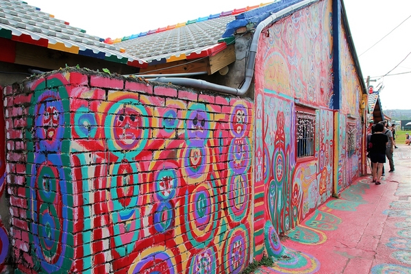 台中彩虹眷村：【台中市景點】彩虹眷村~滿滿的彩虹彩繪 童趣的畫風 IG必打卡地標