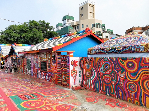 台中彩虹眷村：【台中市景點】彩虹眷村~滿滿的彩虹彩繪 童趣的畫風 IG必打卡地標