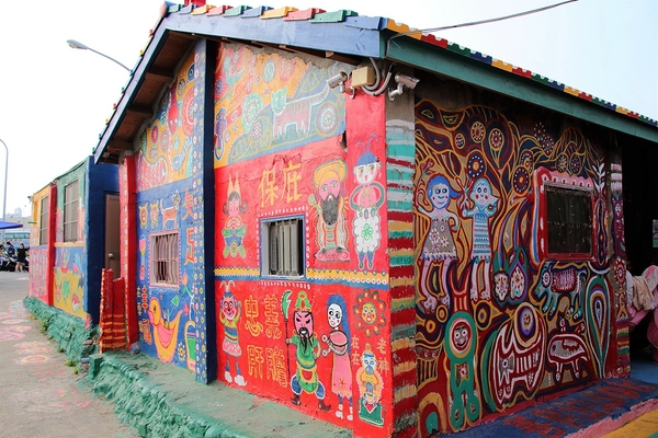 台中彩虹眷村：【台中市景點】彩虹眷村~滿滿的彩虹彩繪 童趣的畫風 IG必打卡地標