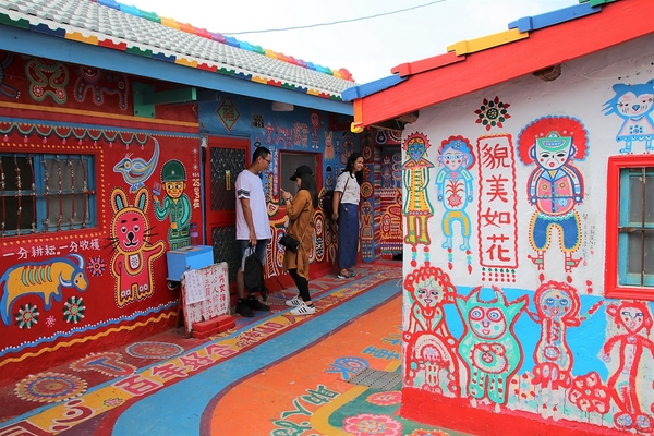 台中彩虹眷村：【台中市景點】彩虹眷村~滿滿的彩虹彩繪 童趣的畫風 IG必打卡地標