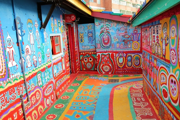 台中彩虹眷村：【台中市景點】彩虹眷村~滿滿的彩虹彩繪 童趣的畫風 IG必打卡地標