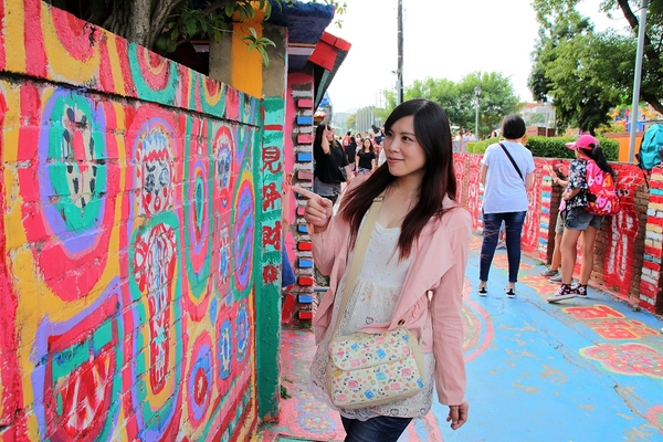 台中彩虹眷村：【台中市景點】彩虹眷村~滿滿的彩虹彩繪 童趣的畫風 IG必打卡地標