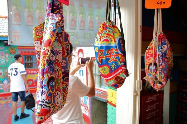 台中彩虹眷村：【台中市景點】彩虹眷村~滿滿的彩虹彩繪 童趣的畫風 IG必打卡地標