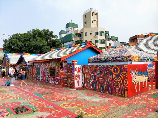 台中彩虹眷村：【台中市景點】彩虹眷村~滿滿的彩虹彩繪 童趣的畫風 IG必打卡地標