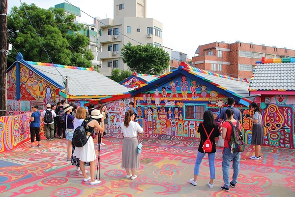 台中彩虹眷村：【台中市景點】彩虹眷村~滿滿的彩虹彩繪 童趣的畫風 IG必打卡地標