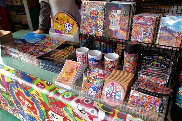 台中彩虹眷村：【台中市景點】彩虹眷村~滿滿的彩虹彩繪 童趣的畫風 IG必打卡地標