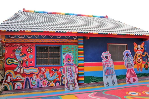 台中彩虹眷村：【台中市景點】彩虹眷村~滿滿的彩虹彩繪 童趣的畫風 IG必打卡地標