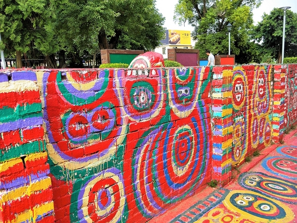 台中彩虹眷村：【台中市景點】彩虹眷村~滿滿的彩虹彩繪 童趣的畫風 IG必打卡地標