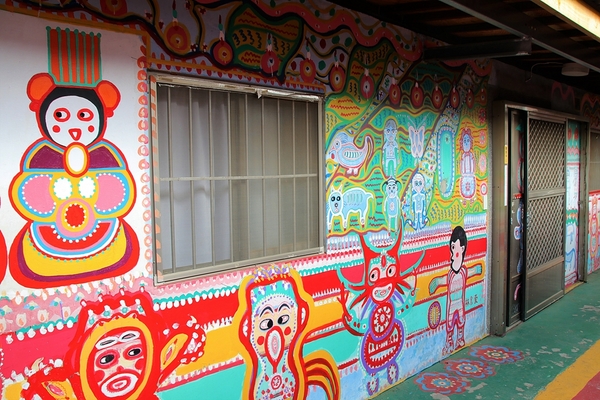 台中彩虹眷村：【台中市景點】彩虹眷村~滿滿的彩虹彩繪 童趣的畫風 IG必打卡地標