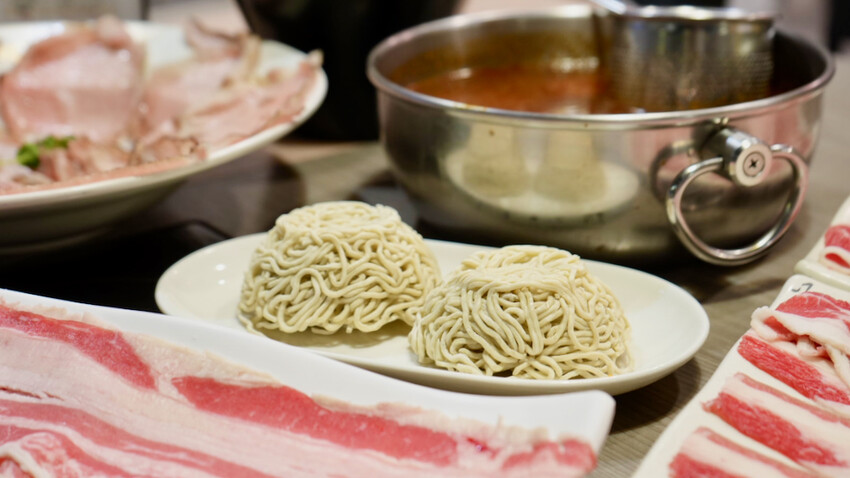 [板橋火鍋] 肉老大板橋府中店｜肉肉控必吃「超大肉盤」｜板橋耶誕城美食推薦
