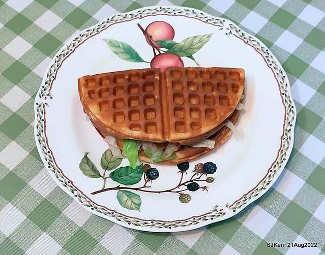 「小木屋鬆餅南港店」3-1 紐澳良雞肉蔬菜鬆餅(New Orleans chicken with vegetable waffle at Shine Mood Waffl store), Taipei, Taiwan, SJKen, Aug 21, 2022.