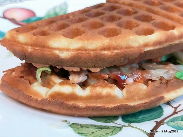 「小木屋鬆餅南港店」3-1 紐澳良雞肉蔬菜鬆餅(New Orleans chicken with vegetable waffle at Shine Mood Waffl store), Taipei, Taiwan, SJKen, Aug 21, 2022.