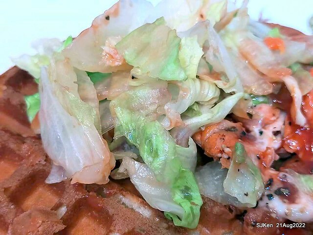 「小木屋鬆餅南港店」3-1 紐澳良雞肉蔬菜鬆餅(New Orleans chicken with vegetable waffle at Shine Mood Waffl store), Taipei, Taiwan, SJKen, Aug 21, 2022.