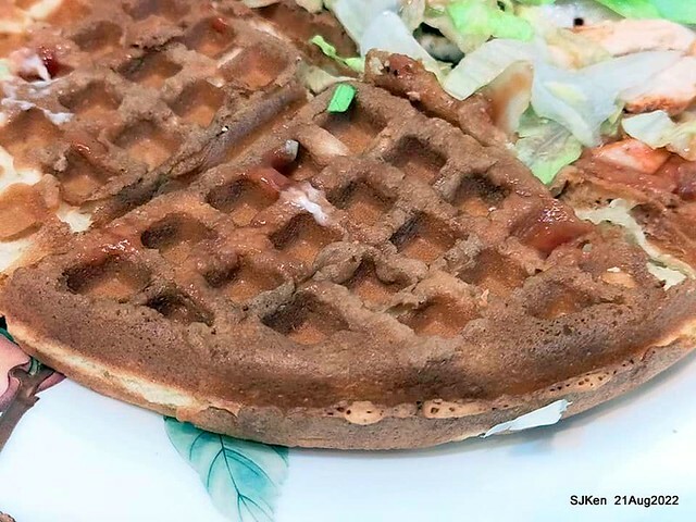 「小木屋鬆餅南港店」3-1 紐澳良雞肉蔬菜鬆餅(New Orleans chicken with vegetable waffle at Shine Mood Waffl store), Taipei, Taiwan, SJKen, Aug 21, 2022.