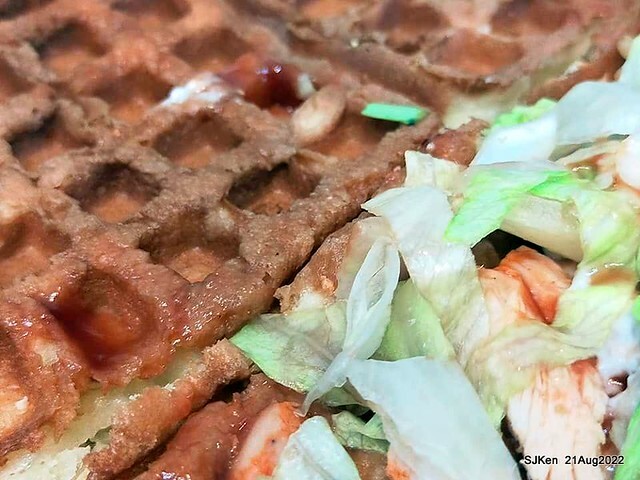 「小木屋鬆餅南港店」3-1 紐澳良雞肉蔬菜鬆餅(New Orleans chicken with vegetable waffle at Shine Mood Waffl store), Taipei, Taiwan, SJKen, Aug 21, 2022.