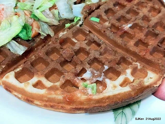 「小木屋鬆餅南港店」3-1 紐澳良雞肉蔬菜鬆餅(New Orleans chicken with vegetable waffle at Shine Mood Waffl store), Taipei, Taiwan, SJKen, Aug 21, 2022.