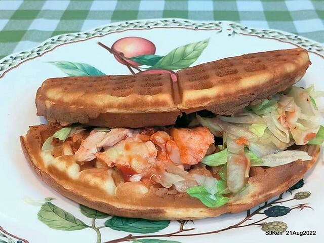 「小木屋鬆餅南港店」3-1 紐澳良雞肉蔬菜鬆餅(New Orleans chicken with vegetable waffle at Shine Mood Waffl store), Taipei, Taiwan, SJKen, Aug 21, 2022.