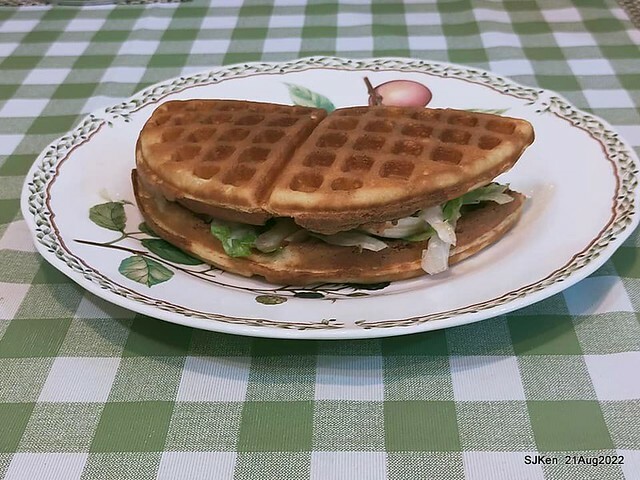 「小木屋鬆餅南港店」3-1 紐澳良雞肉蔬菜鬆餅(New Orleans chicken with vegetable waffle at Shine Mood Waffl store), Taipei, Taiwan, SJKen, Aug 21, 2022.