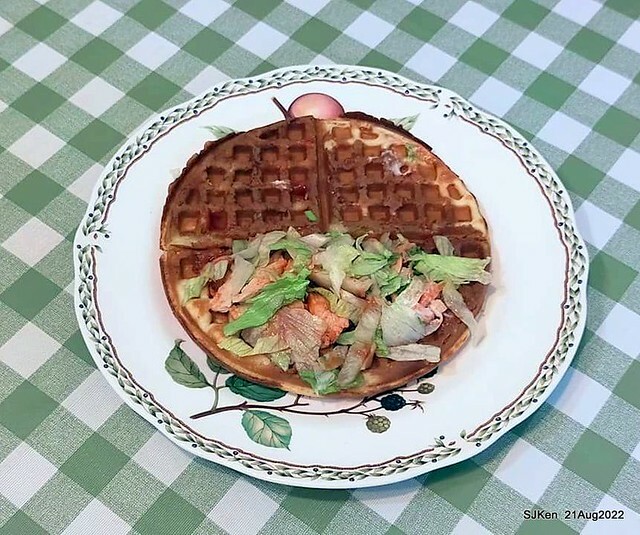 「小木屋鬆餅南港店」3-1 紐澳良雞肉蔬菜鬆餅(New Orleans chicken with vegetable waffle at Shine Mood Waffl store), Taipei, Taiwan, SJKen, Aug 21, 2022.