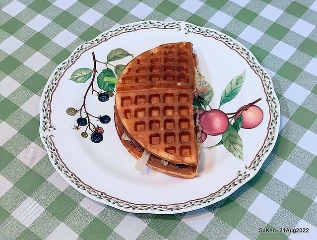 「小木屋鬆餅南港店」3-1 紐澳良雞肉蔬菜鬆餅(New Orleans chicken with vegetable waffle at Shine Mood Waffl store), Taipei, Taiwan, SJKen, Aug 21, 2022.