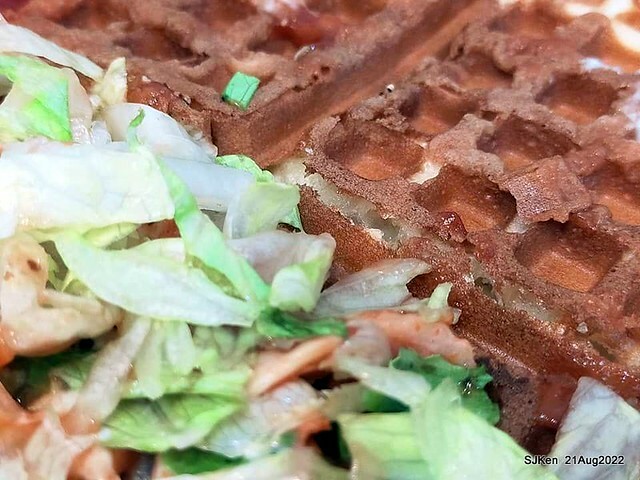 「小木屋鬆餅南港店」3-1 紐澳良雞肉蔬菜鬆餅(New Orleans chicken with vegetable waffle at Shine Mood Waffl store), Taipei, Taiwan, SJKen, Aug 21, 2022.