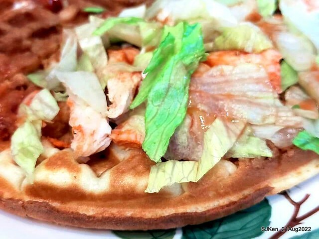 「小木屋鬆餅南港店」3-1 紐澳良雞肉蔬菜鬆餅(New Orleans chicken with vegetable waffle at Shine Mood Waffl store), Taipei, Taiwan, SJKen, Aug 21, 2022.