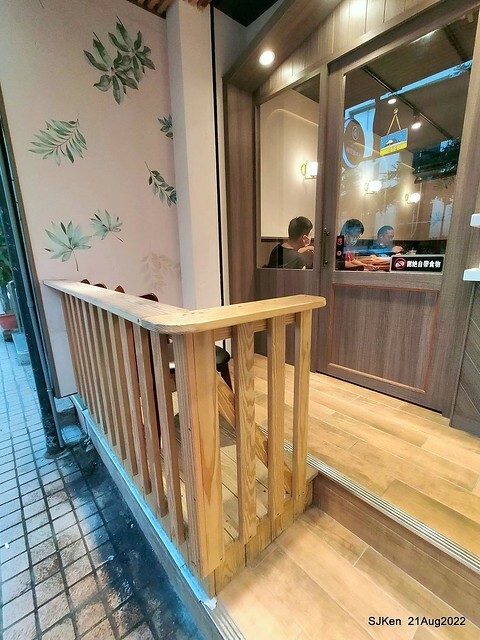 「小木屋鬆餅南港店」3-1 紐澳良雞肉蔬菜鬆餅(New Orleans chicken with vegetable waffle at Shine Mood Waffl store), Taipei, Taiwan, SJKen, Aug 21, 2022.