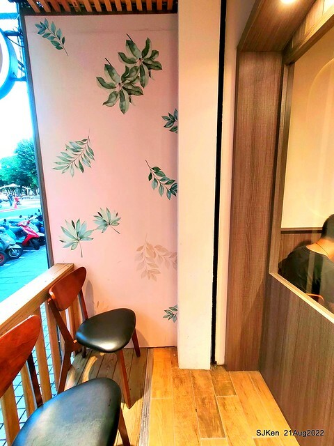 「小木屋鬆餅南港店」3-1 紐澳良雞肉蔬菜鬆餅(New Orleans chicken with vegetable waffle at Shine Mood Waffl store), Taipei, Taiwan, SJKen, Aug 21, 2022.